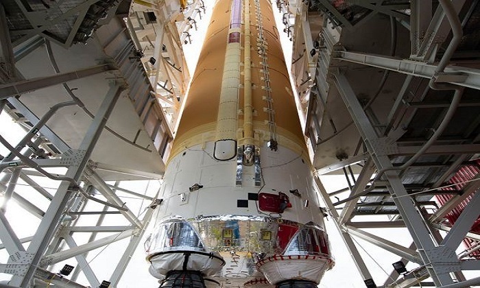 Tầng lõi tên lửa SLS trên giá đỡ ở Trung tâm Vũ trụ Stennis. Ảnh: Space.