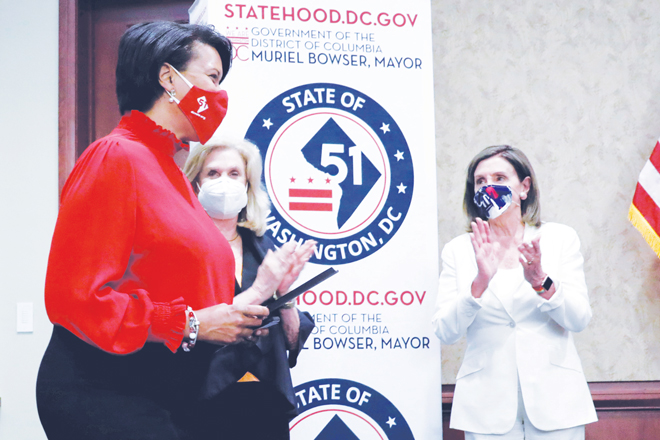 Thị trưởng Washington, D.C. Muriel Bowser (áo đỏ) và Chủ tịch Hạ viện Nancy Pelosi (áo trắng) trong cuộc họp báo ngày 25-6 trước phiên Hạ viện bỏ phiếu dự luật công nhận thủ đô của Mỹ là một bang độc lập.  Ảnh: Reuters