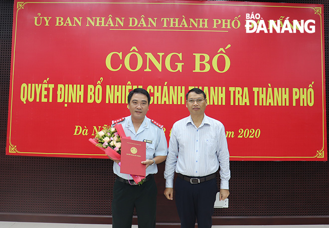 Phó Chủ tịch UBND thành phố Hồ Kỳ Minh trao quyết định bổ nhiệm cho ông Lương Công Tuấn. Ảnh: S.TRUNG