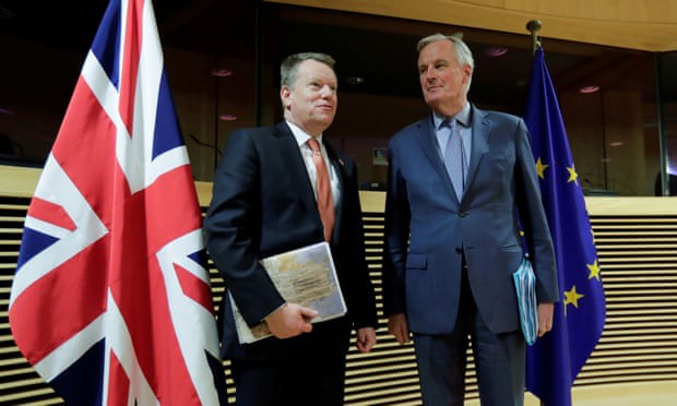 Hai trưởng đoàn đàm phán của Anh và EU. Ảnh: The Guardian.