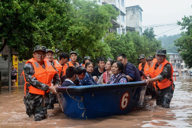 Người dân được sơ tán bằng thuyền ở Trùng Khánh (Ảnh: AFP)