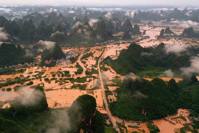 Một ngôi làng ở Quảng Tây ngập trong nước lũ hồi tháng trước (Ảnh: Tân Hoa Xã)