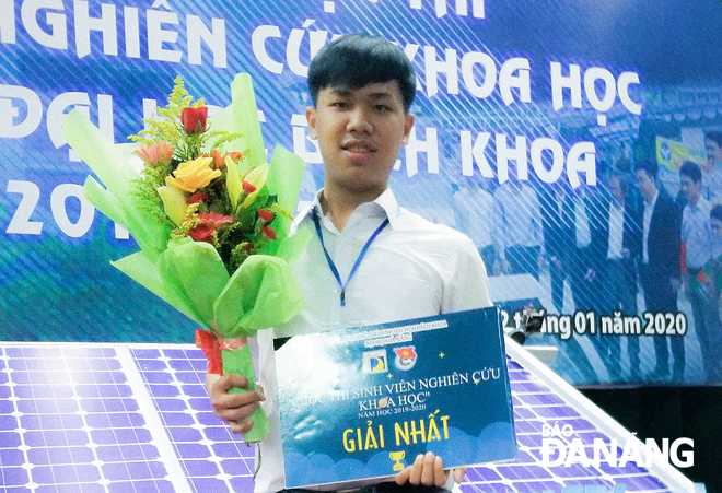 Hình đính kèm bài - Ngô Quang Trường giành giải nhất cuộc thi nghiên cứu khoa học do Trường ĐH Bách khoa - ĐH Đà Nẵng tổ chức năm 2020 (ảnh do nhân vật cung cấp).