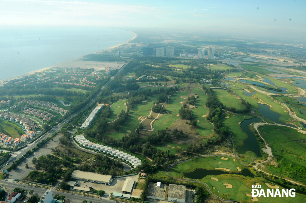 Many international-scale resorts and golf courses have been built, helping to promote the development of tourism in the city’s southeastern part.