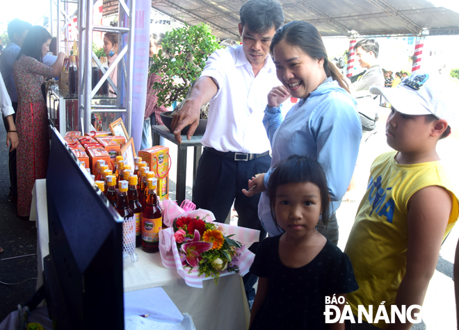 người dân và học sinh trên địa bàn phường Hòa Hiệp Nam tham quan các gian hàng trưng bày sản phẩm từ Làng nghề nước mắm Nam Ô. Ảnh: TRỌNG HUY