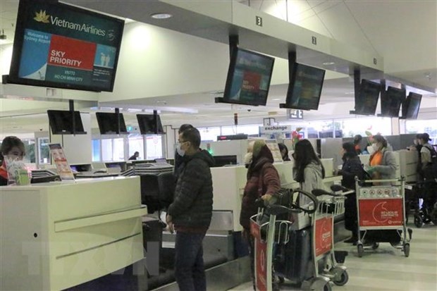 Passengers waiting to conduct procedures before boarding the flight back to Vietnam at Sydney airport (Photo: VNA)