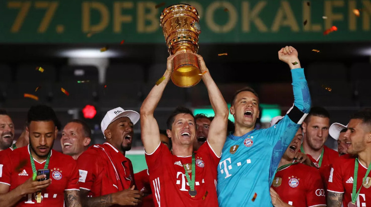 Robert Lewandowski nâng cao Cúp Quốc gia Đức (DFB Pokal). Ảnh: DM