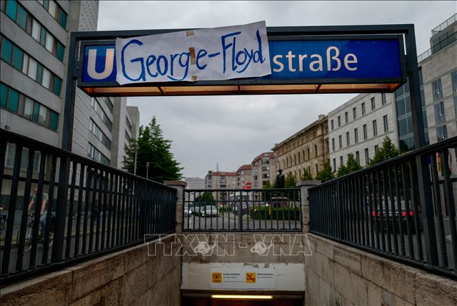 Lối vào nhà ga tàu điện ngầm Mohrenstrasse ở Berlin, Đức, ngày 4/6/2020. Ảnh: AFP/TTXVN
