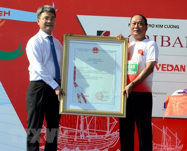 The GI certificate is presented to the administration of Ly Son island district on July 5 (Photo: VNA)