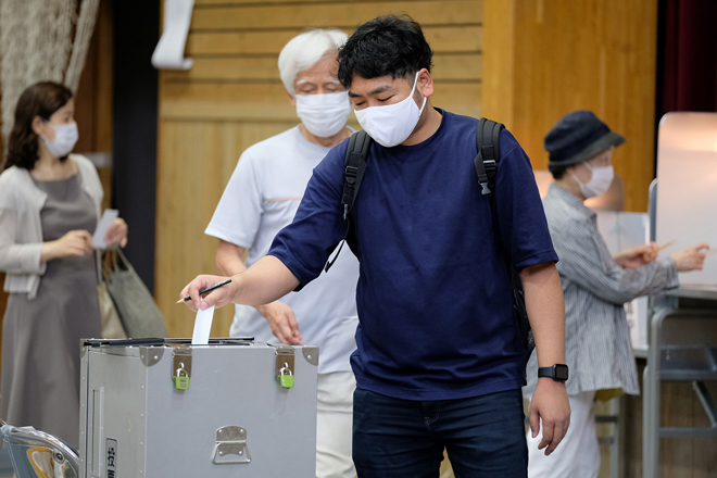 Người dân Nhật Bản đeo khẩu trang khi tham gia bỏ phiếu trong cuộc bầu cử địa phương ở Tokyo ngày 5-7. Ảnh: Getty Images