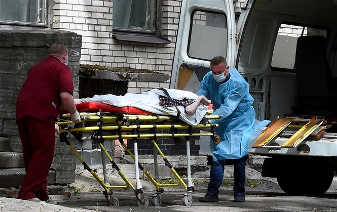  Nhân viên y tế chuyển bệnh nhân mắc COVID-19 từ xe cứu thương vào một bệnh viện ở Saint Petersburg, Nga ngày 3/6/2020. Ảnh: AFP/TTXVN