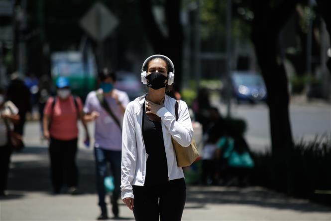  Người dân đeo khẩu trang phòng lây nhiễm COVID-19 tại Mexico City, Mexico, ngày 16/6/2020. Ảnh: THX/ TTXVN