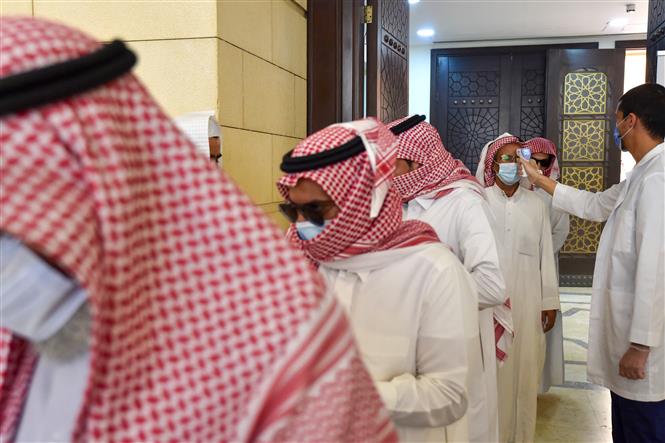  Kiểm tra thân nhiệt phòng lây nhiễm COVID-19 tại nhà thờ Hồi giáo Al-Rajhi ở Riyadh, Saudi Arabia, ngày 31/5/2020. Ảnh: AFP/TTXVN