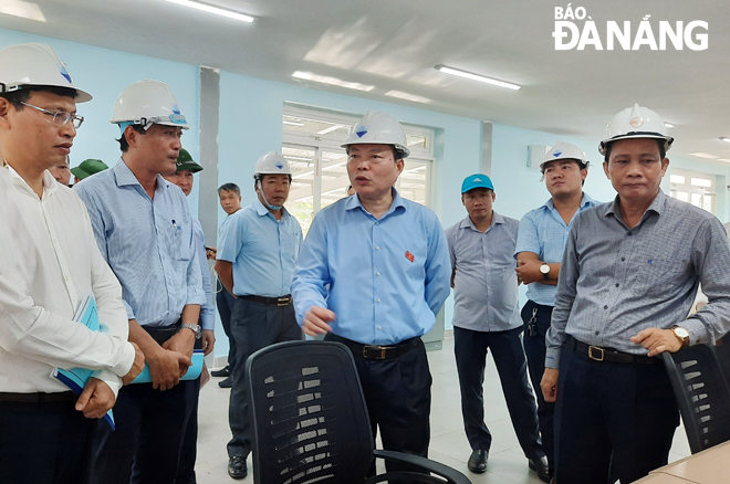 Phó Chủ tịch Quốc hội Phùng Quốc Hiển (giữa) kiểm tra hoạt động sản xuất nước sạch tại Nhà máy nước Cầu Đỏ. Ảnh: TRIỆU TÙNG