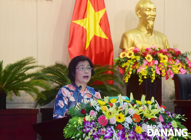 Chủ tịch Ủy ban MTTQ Việt Nam thành phố Đà Nẵng Đặng Thị Kim Liên phát biểu tại kỳ họp. Ảnh: TRỌNG HUY