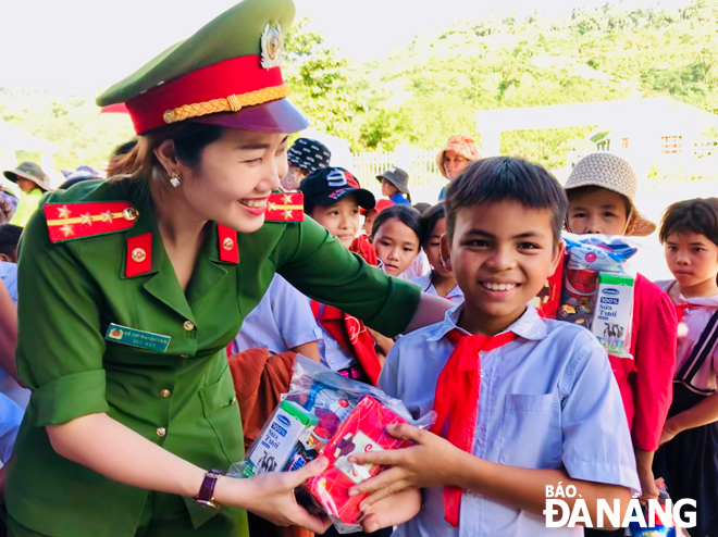 Đại úy Lê Thị Hải Quỳnh tặng quà cho học sinh miền núi tỉnh Quảng Nam trong một lần đi thiện nguyện. (Ảnh: Nhân vật cung cấp)
