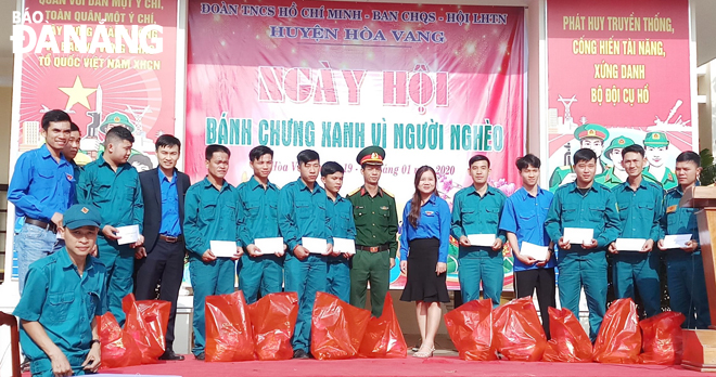 Huyện Đoàn Hòa Vang tặng quà cho 12 dân quân có hoàn cảnh kinh tế khó khăn. Ảnh: THANH SƠN