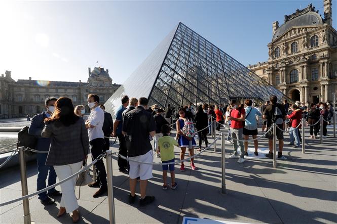  Du khách thăm bảo tàng Louvre tại thủ đô Paris, Pháp, ngày 6/7/2020. Ảnh: AFP/ TTXVN
