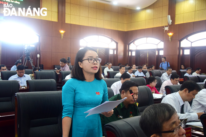Đại biểu Phan Thị Tuyết Nhung phát biểu thảo luận tại Hội trường. Ảnh: TRỌNG HUY