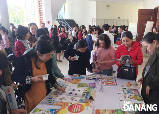 Các giáo viên trưởng tiểu học tại Đà Nẵng chọn SGK lớp 1 do các nhà xuất bản giới thiệu tại Đà Nẵng. Ảnh: H.NGUYÊN