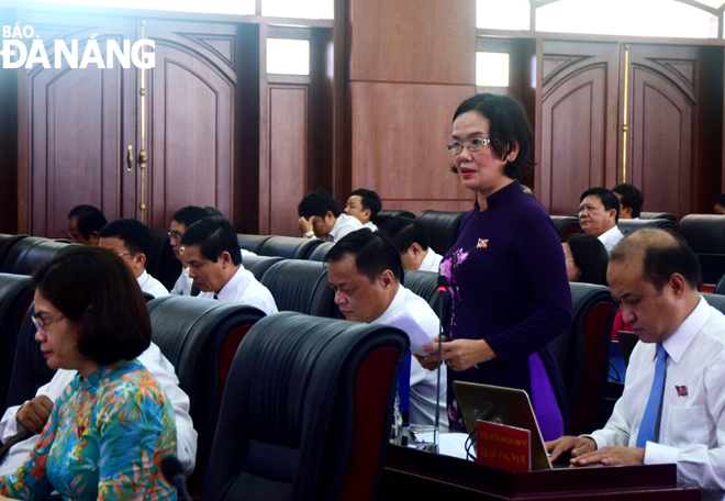  ĐB Nguyễn Thị Thu Hà nêu lên những bất cập trong việc lựa chọn Bộ SGK cho lớp 1 theo quy định mới của Bộ GD&ĐT. Ảnh: TRỌNG HUY