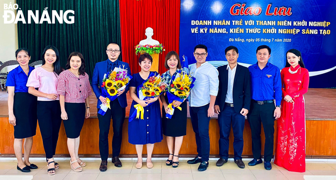 Chị Trần Hạnh Trang (thứ 5, trái sang) và chị Nguyễn Thị Nhung (thứ 6, trái sang) chụp ảnh cùng các doanh nhân và sinh viên tại tọa đàm “Giao lưu doanh nhân trẻ với thanh niên khởi nghiệp về kỹ năng, kiến thức khởi nghiệp sáng tạo”. 								Ảnh: KHANG NINH