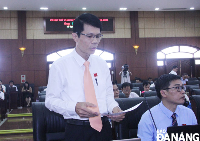 Ông Phan Thanh Long, Trưởng Ban pháp chế giải trình về báo cáo thẩm tra liên quan đến đánh giá mức độ hài lòng của công dân tại bộ phận một cửa ở Sở Công thương thành phố. Ảnh: TRỌNG HÙNG
