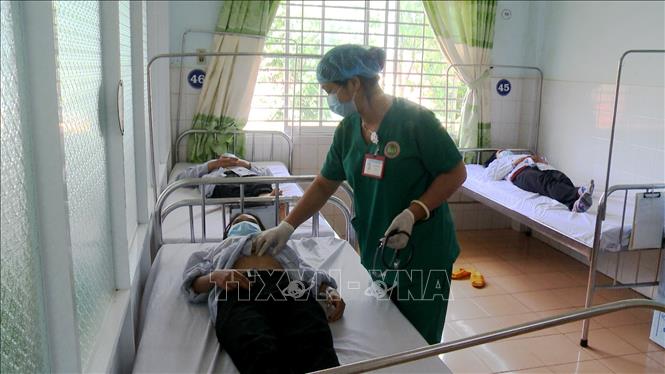Các bác sĩ Bệnh viện Đa khoa tỉnh Gia Lai điều trị cho các bệnh nhân mắc bệnh bạch hầu ngày 7/7. Ảnh: Quang Thái/TTXVN
