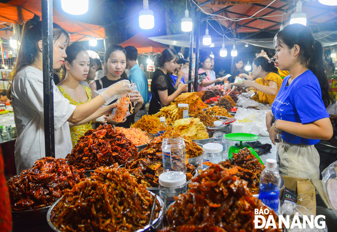 Photo: Residents and visitors at the Son Tra Night Market