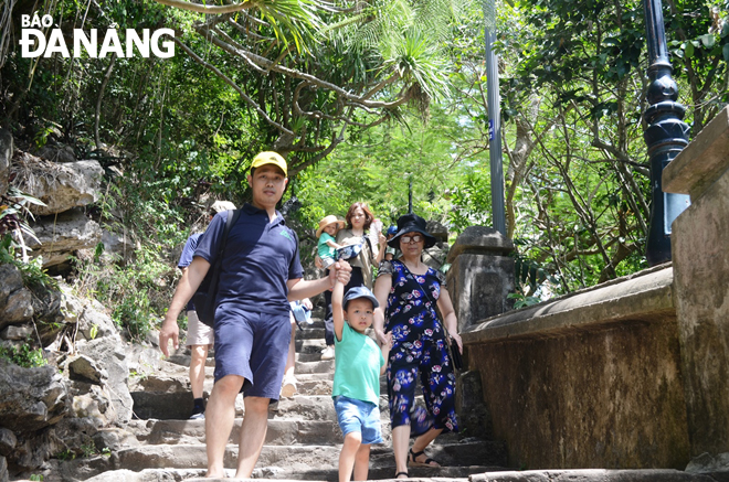 Chương trình “Kích cầu du lịch” đã tạo hiệu ứng tích cực, thu hút khách du lịch đến Đà Nẵng. Trong ảnh: Khách tham quan tại khu danh thắng Ngũ Hành Sơn. Ảnh: KHÁNH HÒA	