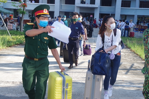 341 Vietnamese citizens returning from Japan completed a 14-day quarantine period in Quảng Nam Province. — Photo qdnd.vn