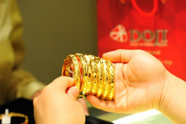Trong vòng gần 10 năm trở lại đây, hiện nay lần đầu tiên giá vàng miếng bỏ xa mốc trên 50 triệu đồng-lượng. Ảnh: Doji.