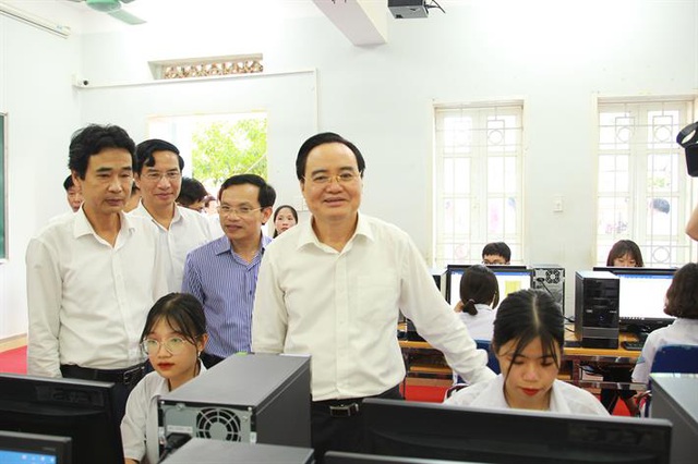 Bộ trưởng Phùng Xuân Nhạ tới thăm và trao tặng Trường THPT Tô Hiệu, TP Sơn La một phòng máy vi tính