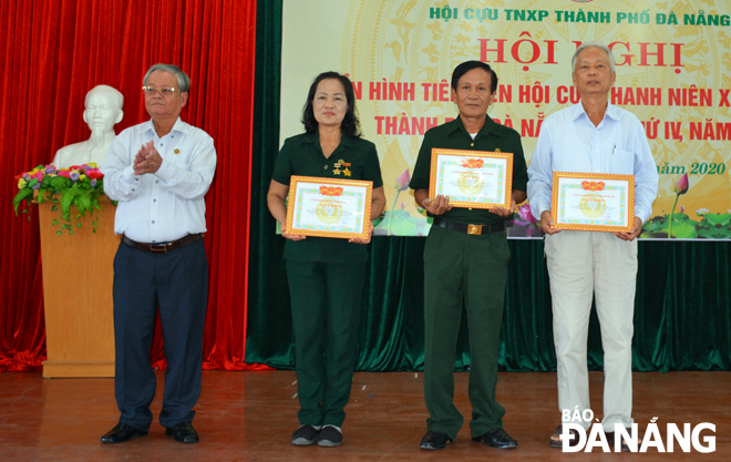 Ông Ngô Kim Tuấn (phải) được tặng giấy khen tại hội nghị điển hình tiên tiến cựu thanh niên xung phong thành phố Đà Nẵng giai đoạn 2015-2020.  Ảnh: LÊ VĂN THƠM	
