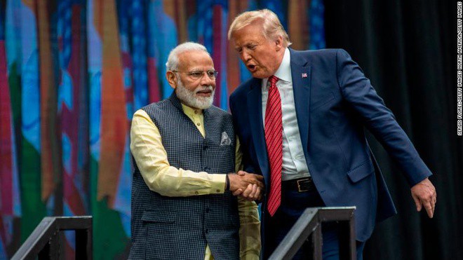 Thủ tướng Ấn Độ Narendra Modi và Tổng thống Mỹ Donald Trump rời khỏi sân khấu sau cuộc mít tinh vào ngày 22-9-2019 tại Houston, Texas. Ảnh: CNN.