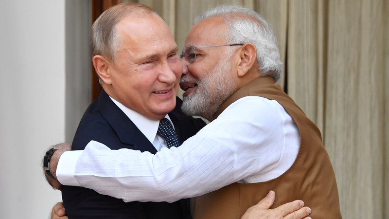 Thủ tướng Ấn Độ Narendra Modi chào đón Tổng thống Nga Vladimir Putin tại New Delhi ngày 5-10-2018. Ảnh: Reuters