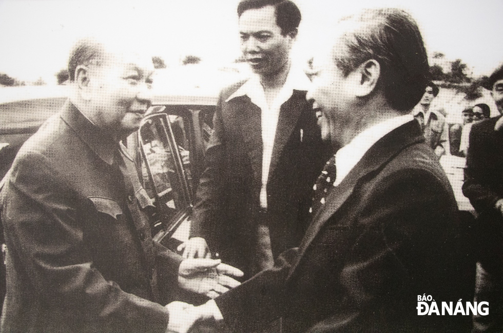 Chairman of the Standing Committee of the National Assembly Truong Chinh paid a working visit to Quang Da Special Zone and Da Nang in July 1975.
