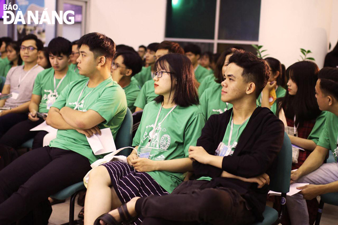 Thanh Nhàn (hàng trước, ngồi giữa) tham gia Startup Weekend 2019 - cuộc thi về ý tưởng khởi nghiệp trong vòng 24 giờ của Viện Nghiên cứu và Đào tạo Việt - Anh, ĐH Đà Nẵng. Ảnh: LAN KHUÊ
