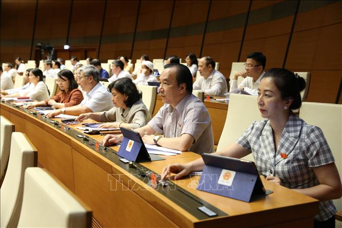 Các đại biểu Quốc hội bấm nút thông qua dự án Luật Hòa giải, đối thoại tại Tòa án. Ảnh: Dương Giang/TTXVN