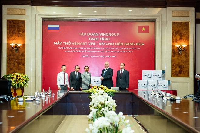 Phó Chủ tịch kiêm Tổng giám đốc Tập đoàn Vingroup Nguyễn Việt Quang trao tặng lô máy thở đầu tiên cho ngài К.V.Vnukov, Đại sứ đặc mệnh toàn quyền Nga tại Việt Nam.