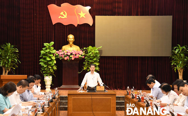 Phó Bí thư Thường trực Thành ủy Nguyễn Văn Quảng phát biểu tại cuộc họp. Ảnh: ĐẶNG NỞ