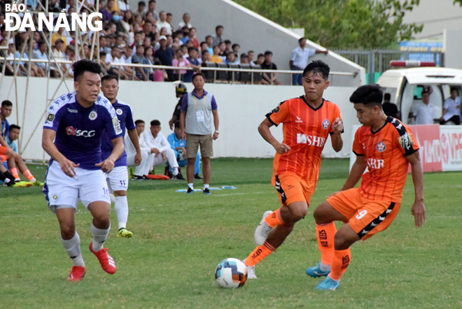 Trước Hà Nội FC (áo xanh) đang gặp rất nhiều khó khăn, cơ hội chiến thắng đang mở ra rất lớn với SHB Đà Nẵng (áo cam) nếu đội bóng của HLV Lê Huỳnh Đức không bị chi phối bởi “tình riêng”!. Ảnh: ANH VŨ	