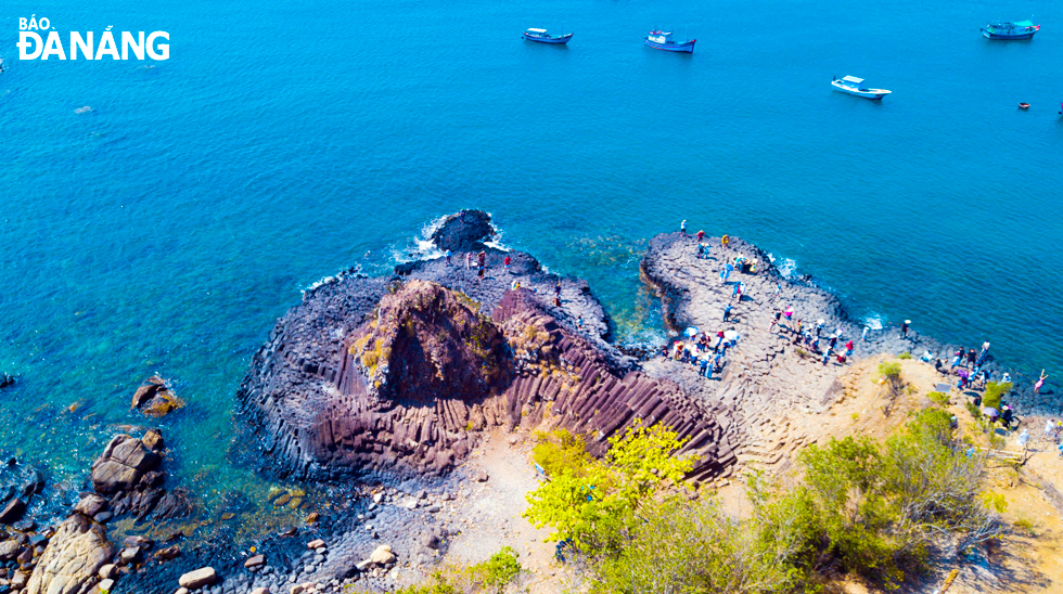  Phu Yen is blessed with the Ghenh Da Dia (The Cliff of Stone Plates), a masterpiece of stone gifted by nature, recognised as a national heritage.