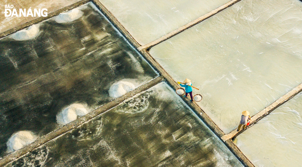  The Tuyet Diem salt field in Xuan Binh Commune, Song Cau Town