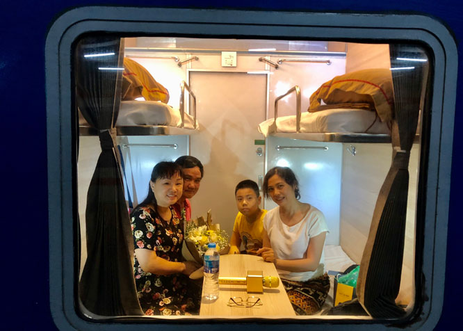 Du khách trên chuyến tàu charter Hà Nội - Quảng Bình chuẩn bị khởi hành. Ảnh: hanoimoi.com.vn