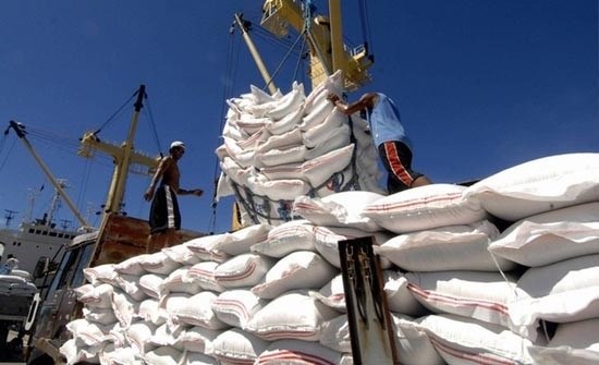 Viet Nam earns 1.71 billion USD from exporting nearly 3.5 million tonnes of rice in the first half of this year. (Photo: doanhnhansaigon.vn)