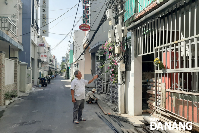 Tổ trưởng, tổ phó Tổ dân phố đã làm tốt vai trò cầu nối giữa Đảng, chính quyền và nhân dân quận Sơn Trà trong thời gian qua.   Trong ảnh: Ông Nguyễn Ngọc Hạt, Tổ trưởng Tổ dân phố 50 phường Phước Mỹ trước ngôi nhà đại đoàn kết vừa khởi công ngày 9-7.  Ảnh: KHÁNH HÒA