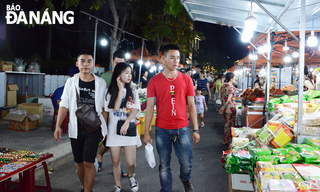 Visitors shopping at the Son Tra Night Market