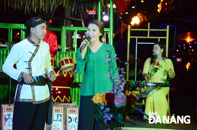 A ‘bai choi’’(singing while acting as playing cards) performance at the eastern end of the Rong (Dragon) Bridge