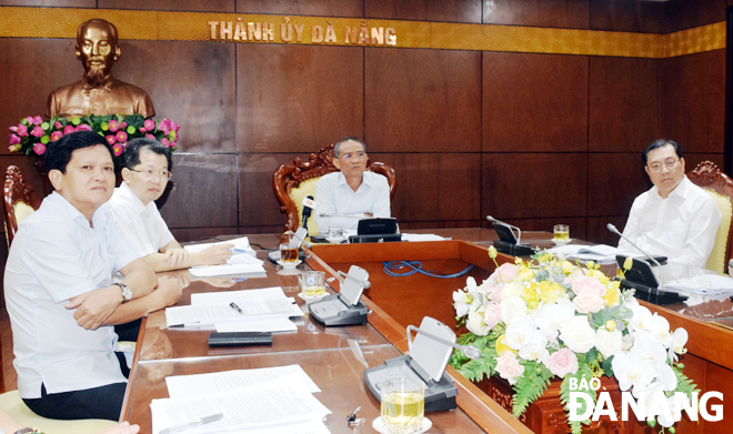 Bí thư Thành ủy Trương Quang Nghĩa (giữa) chủ trì cuộc họp.  Ảnh: HOÀNG HIỆP	